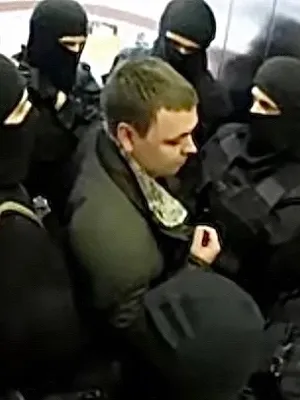 电梯里的蒙面男子（任何性别）